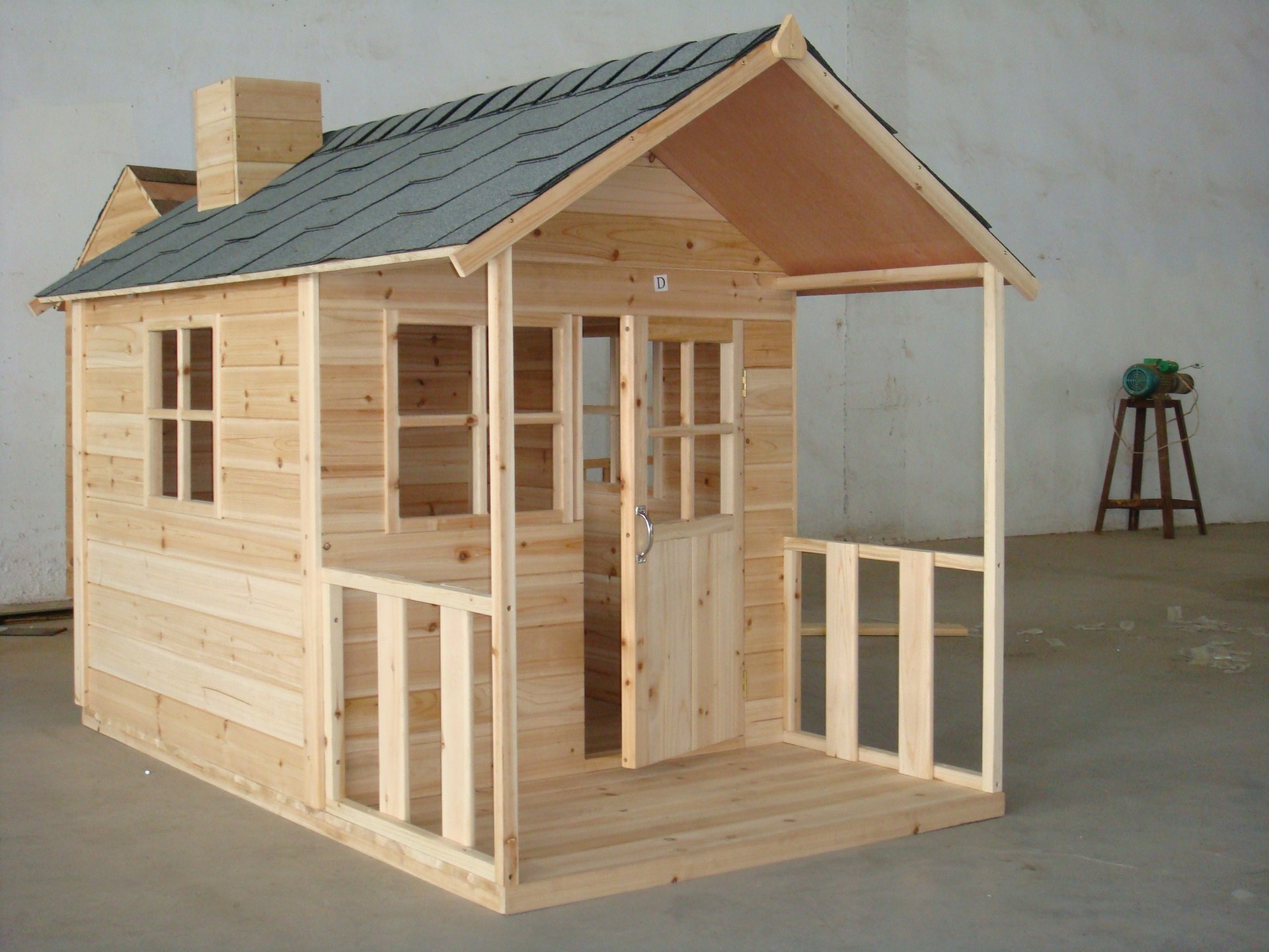 Children Outdoor Interactive Solid Wood Playhouse Mobile Cabin Tree House for Kindergarten and Game Room Antiseptic Pavilion