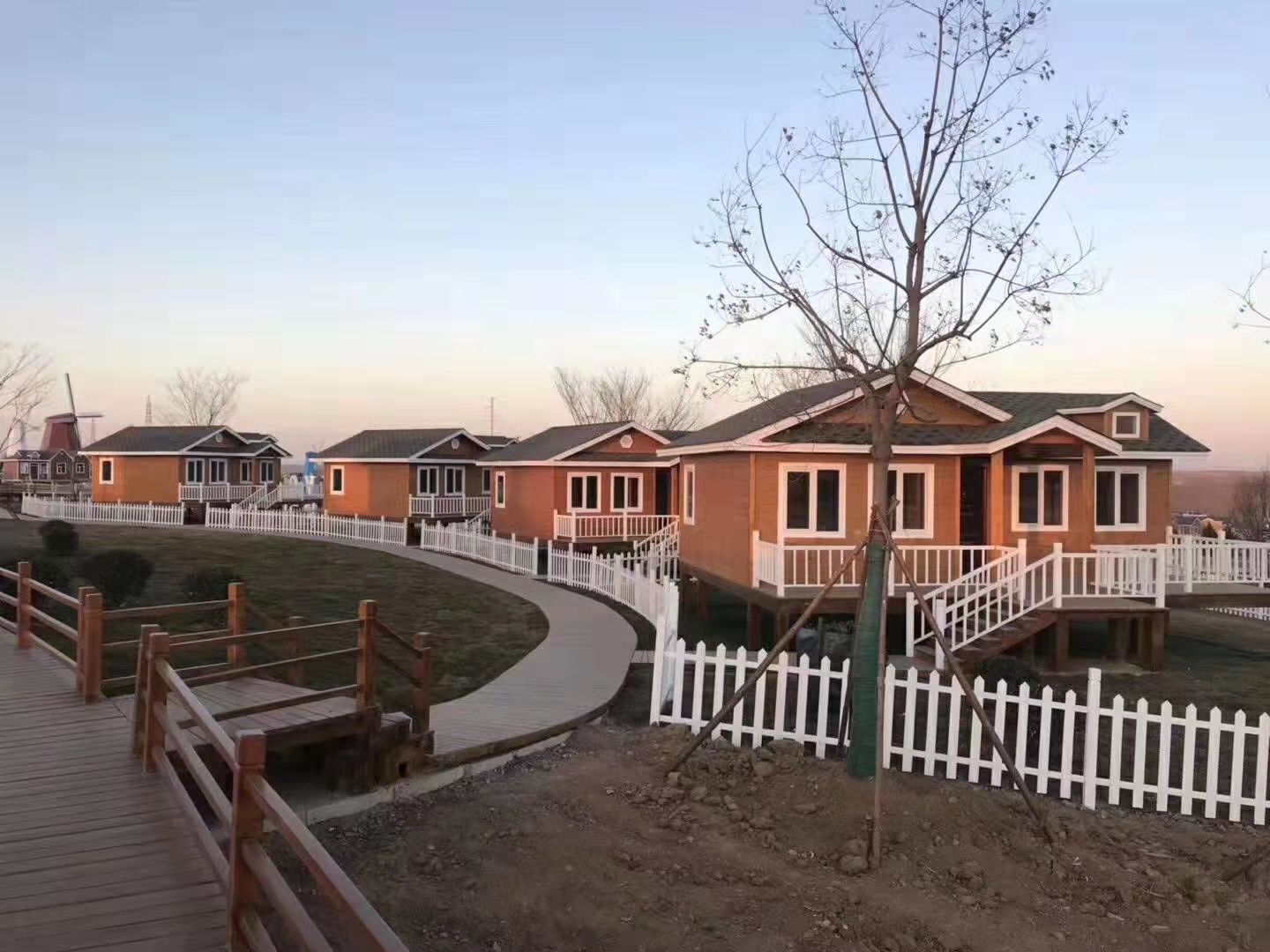 Cozy Vacation Small Wooden Houses Delight Families at Dongguan Scenic Spot