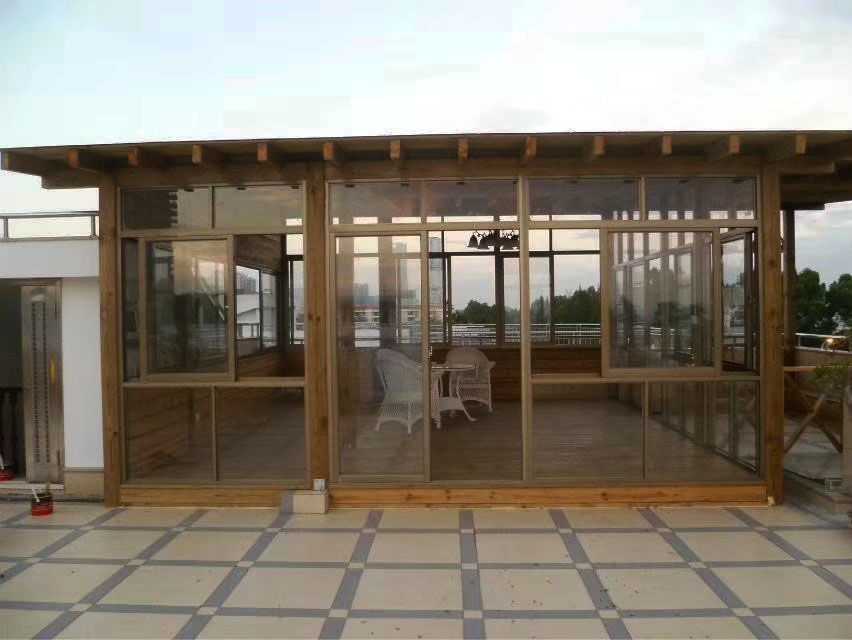 Vibrant Small Wooden House Offers Serene Getaway at Dongguan Scenic Area