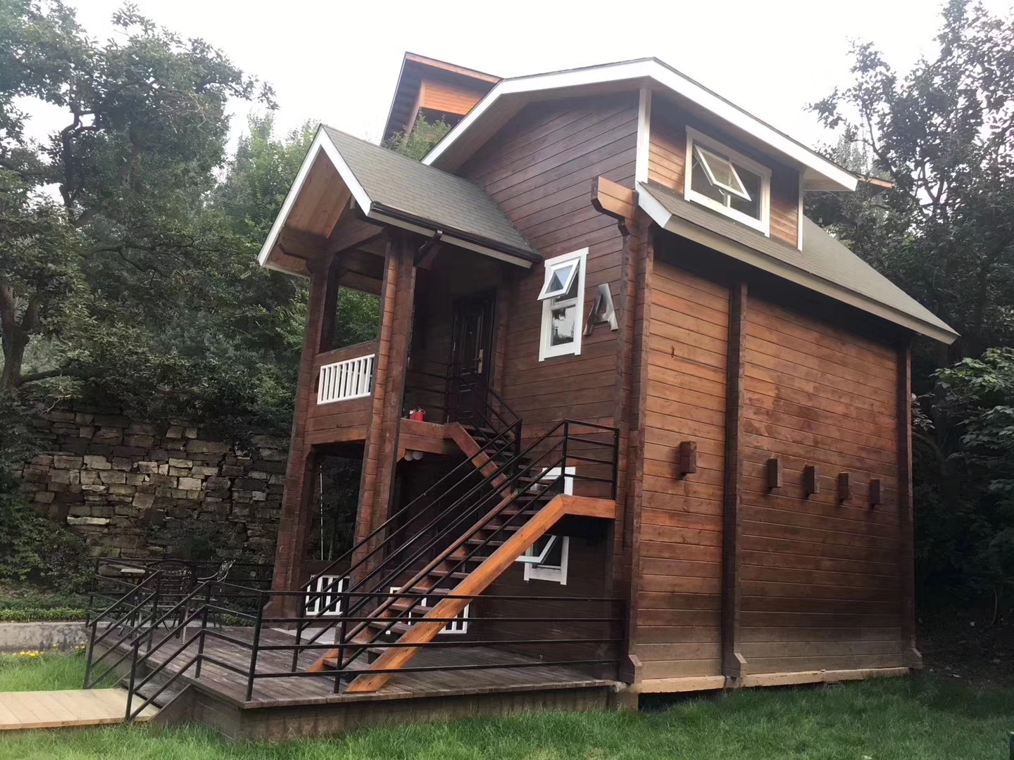 Jushan Engineering Completes Stunning Two-Story Small Wooden House
