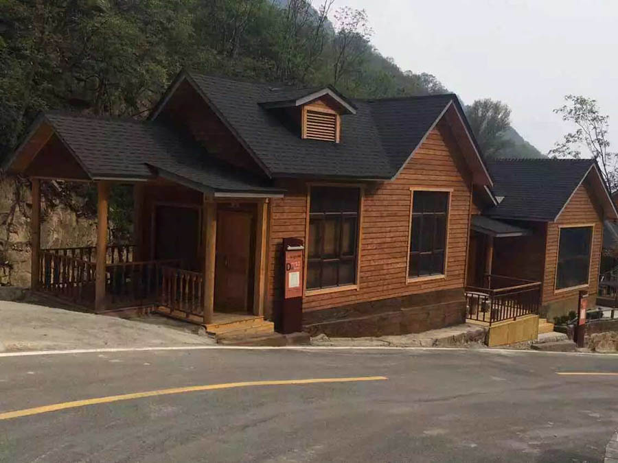 Jushan Green-Toned Small Wooden House Debuts in Qingyuan Mountains