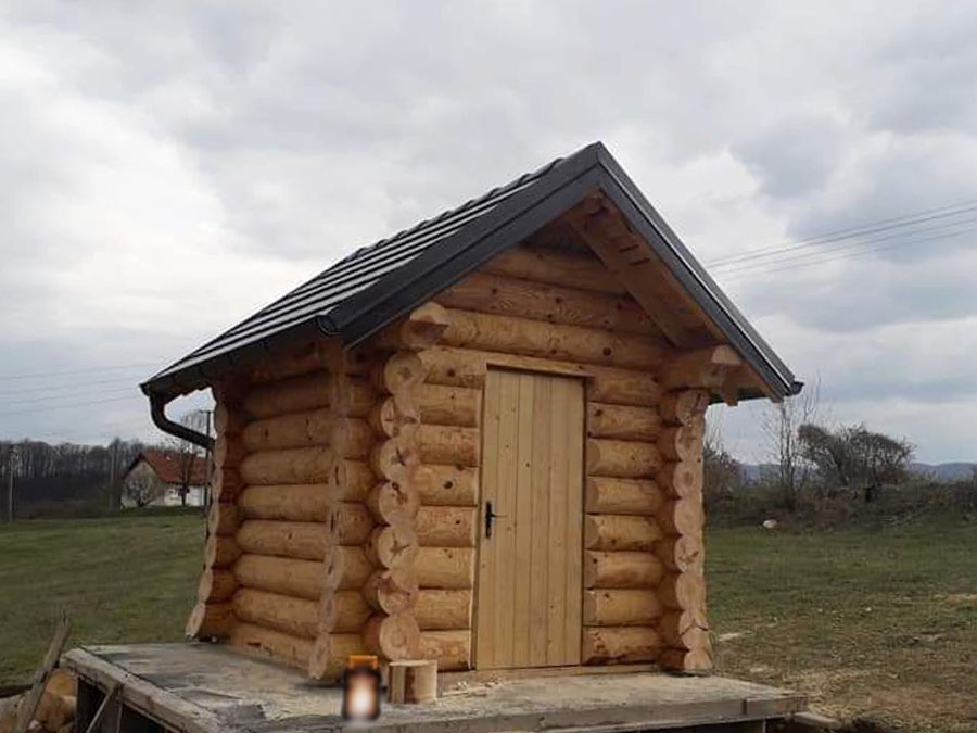 Compact 4m2 Small Wooden House Offers Private Retreat in Scenic Areas